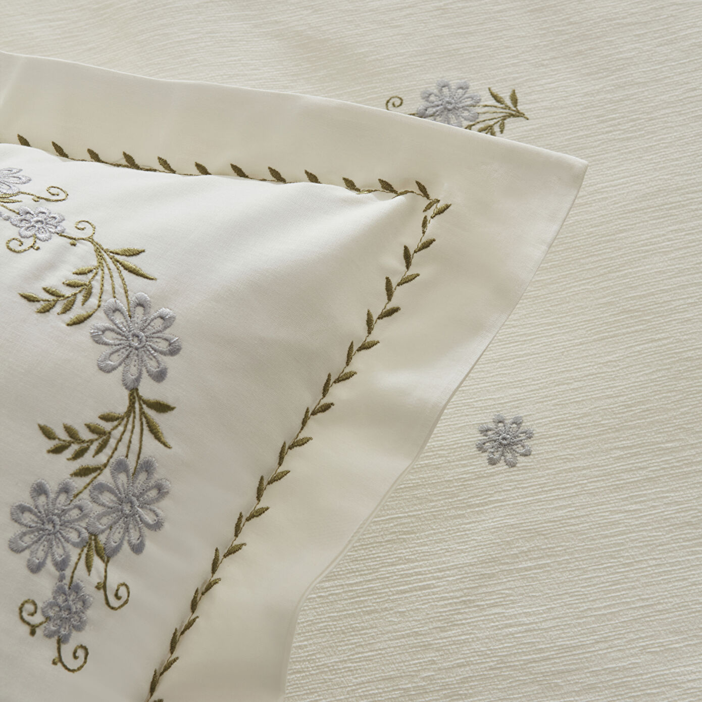 Vanes Double Embroidered Duvet Cover and Quilt Set, Blue