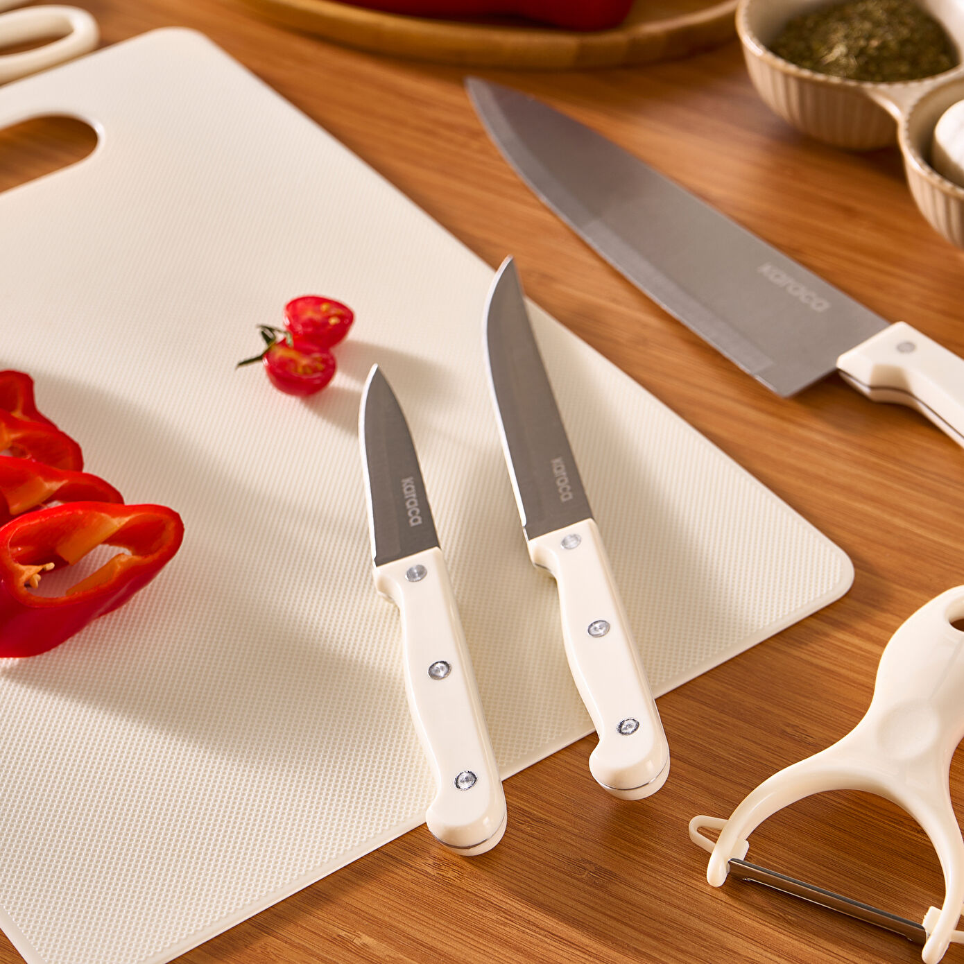 Karaca Sharp 4 in 1 6 Piece Cutting Board Knife Set Cream