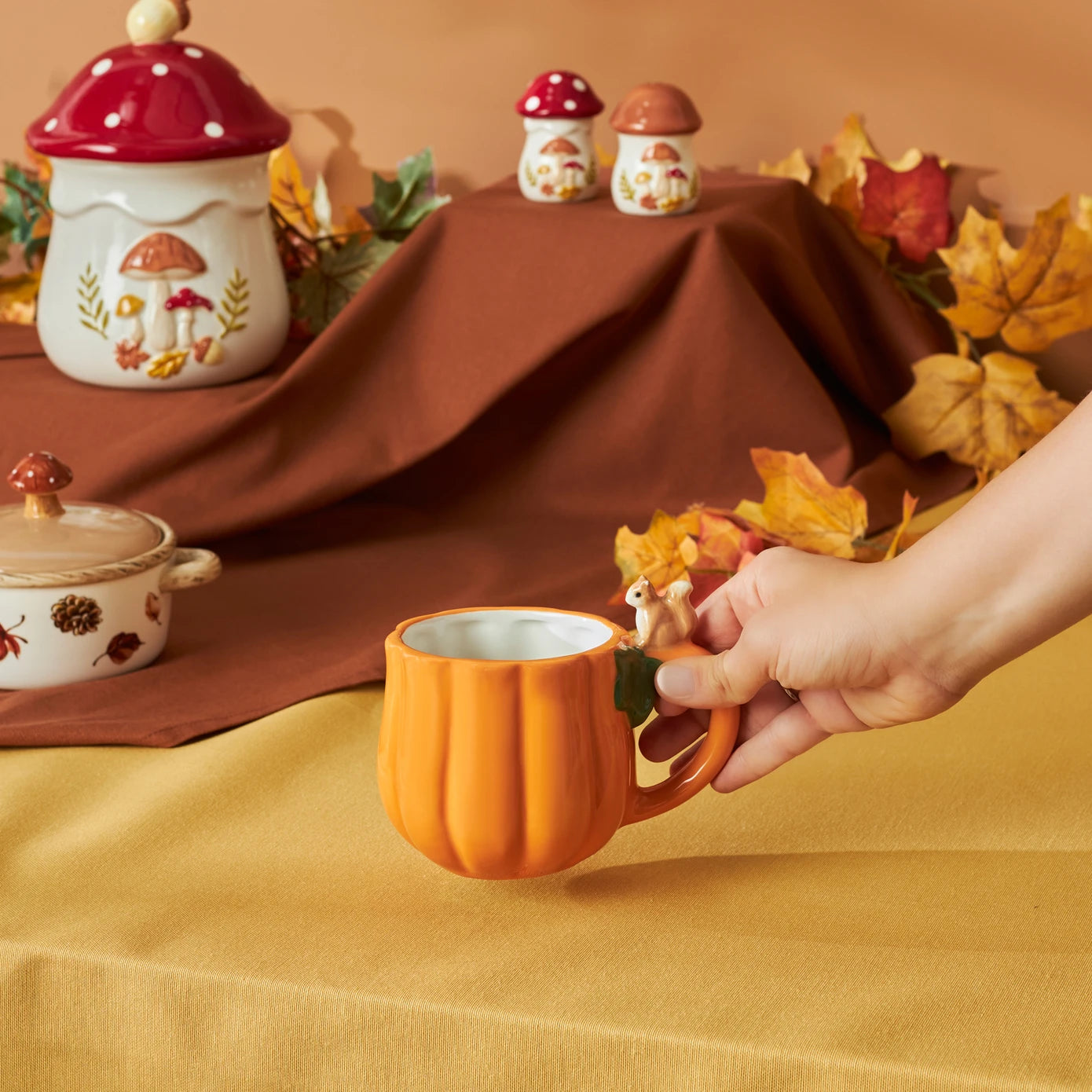 Cozy Pumpkin Squirrel Mug 320 ml
