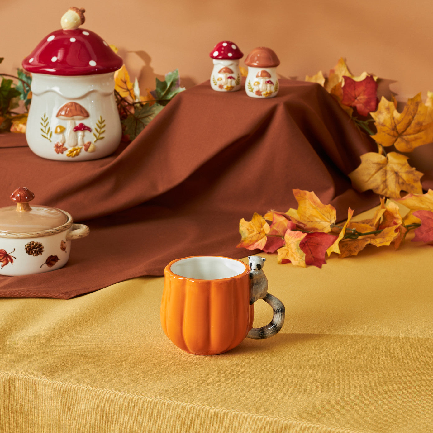 Cozy Pumpkin Raccoon Mug 320 ml