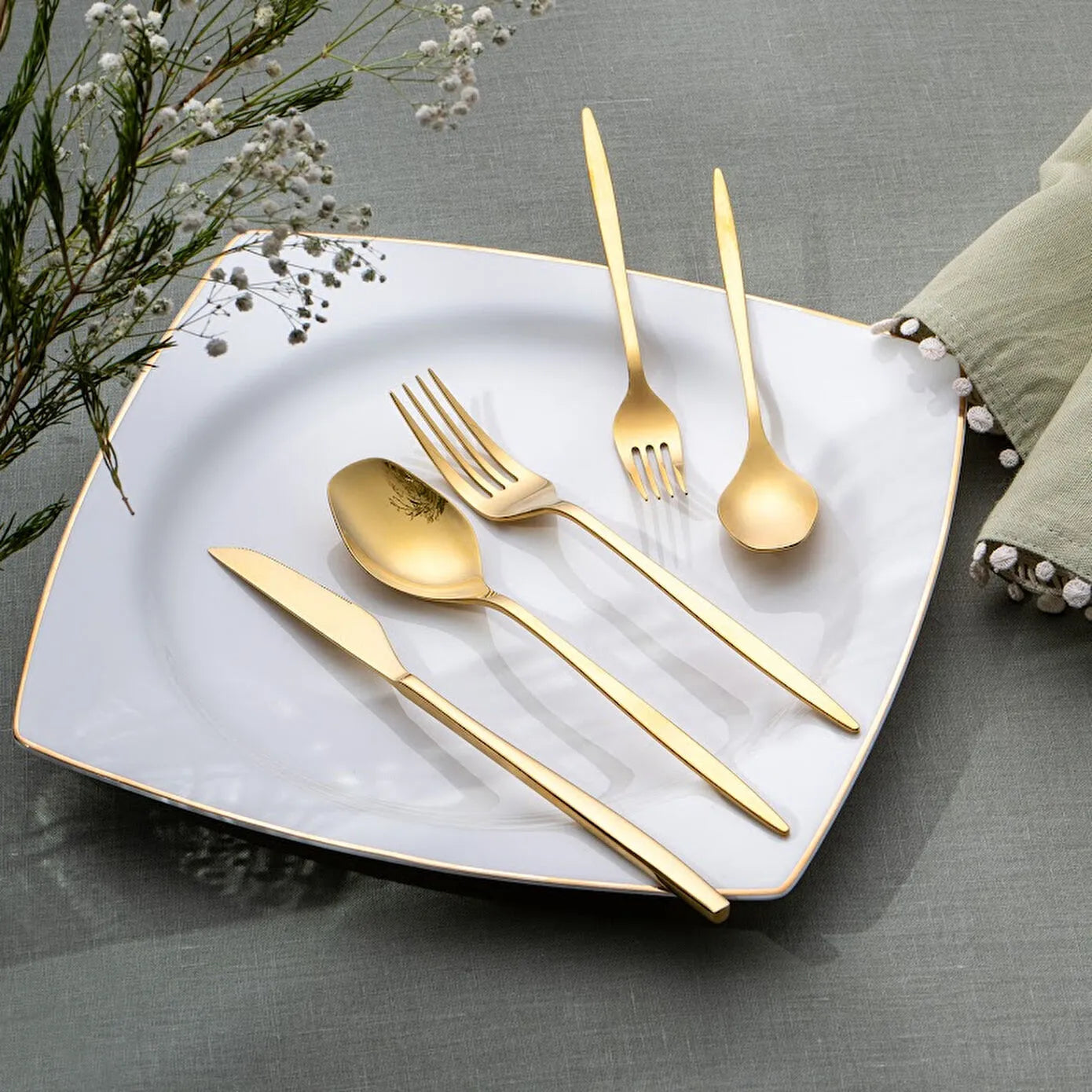Alisa 30 Piece Shiny Gold Boxed Cutlery Set