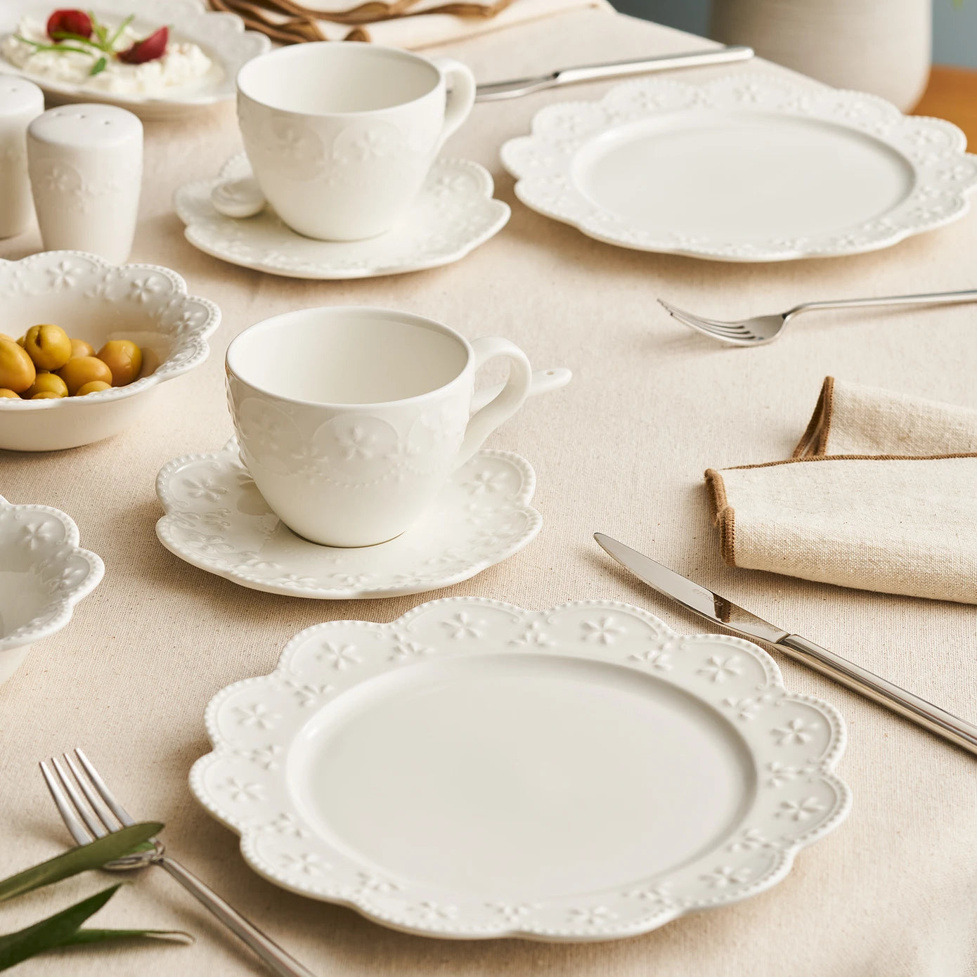 Akay 32 Piece 6 Person Breakfast Porcelain Set
