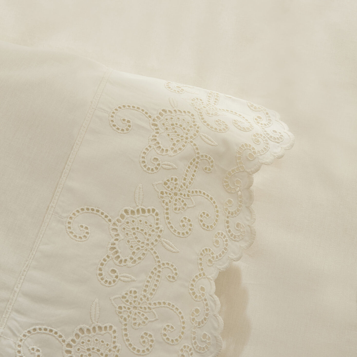 Avenza Embroidered Double Duvet Cover Set White