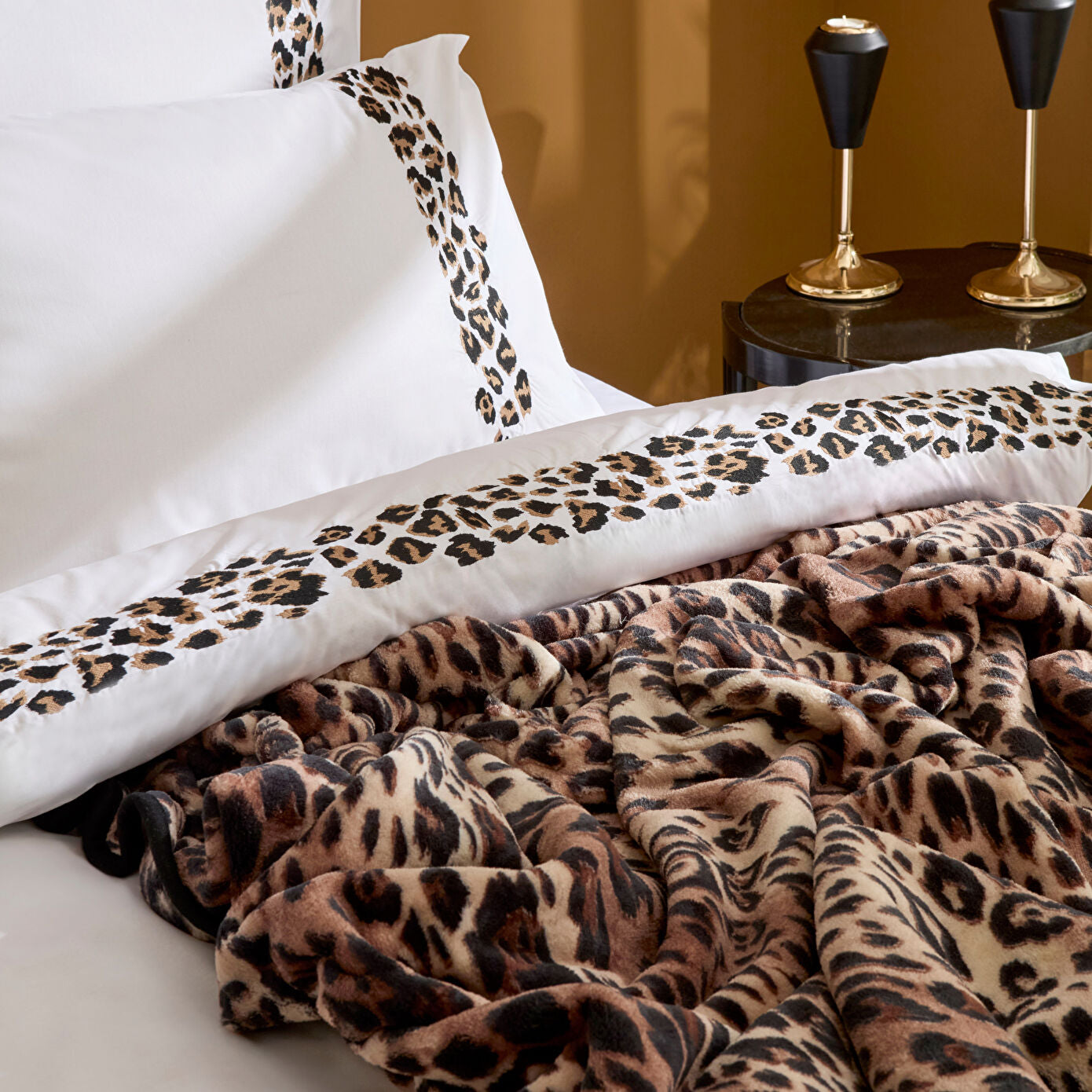 Furia 100% Cotton Embroidered Double Duvet Cover Set White