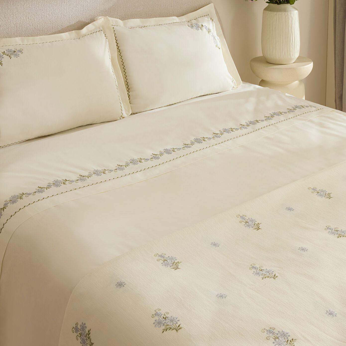 Vanes Double Embroidered Duvet Cover and Quilt Set, Blue