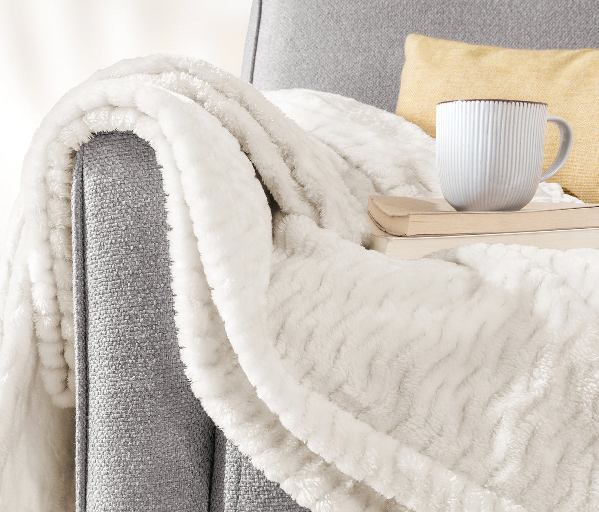 Carsten Wellsoft Throw Blanket – Champagne
