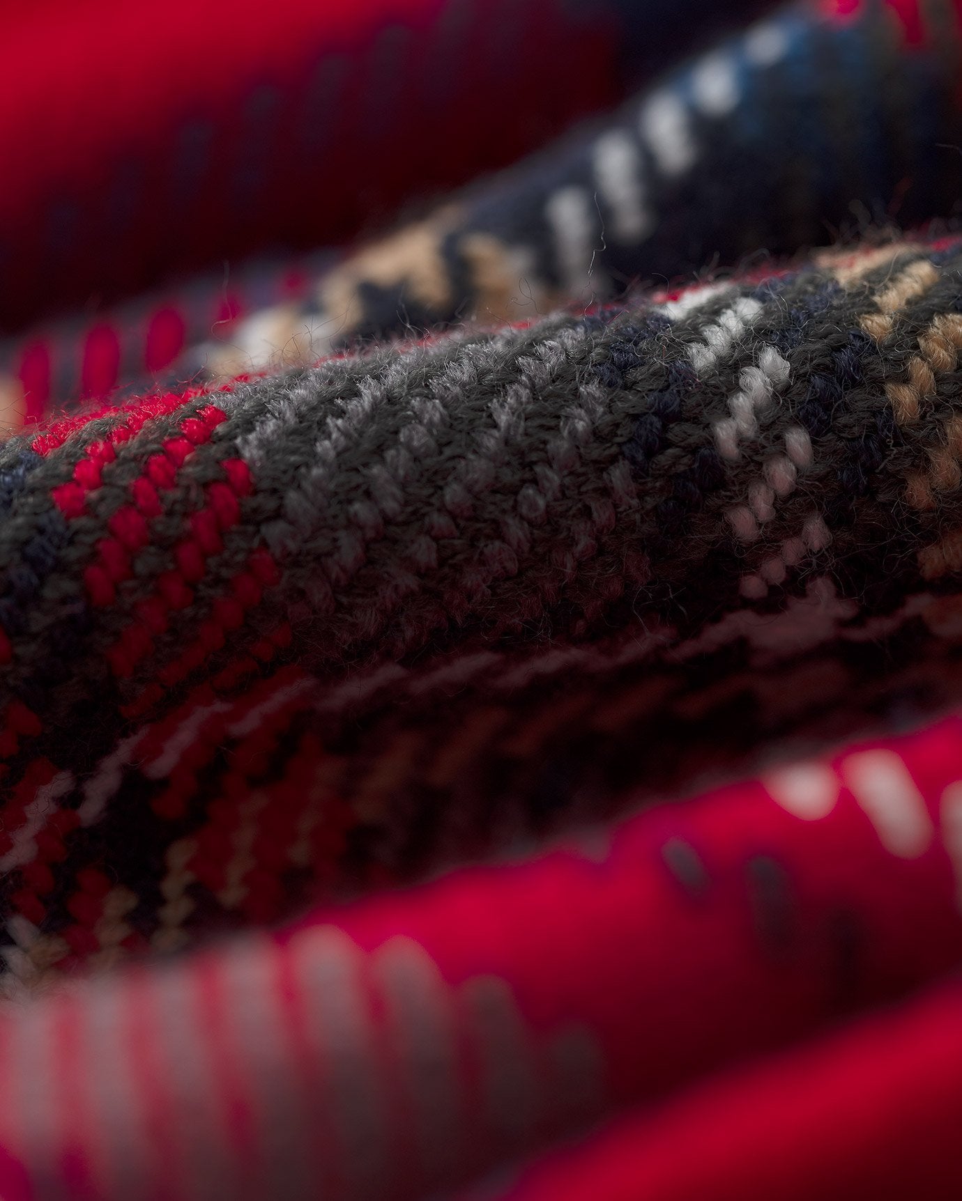 Nuée Sofa Throw - Red