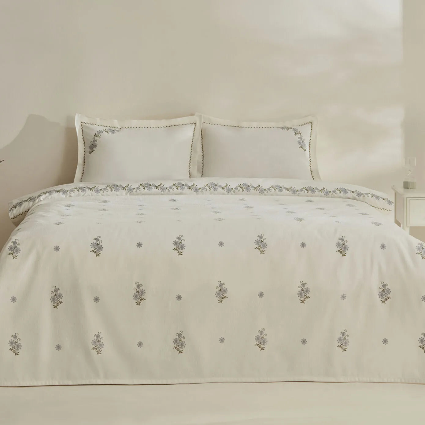 Vanes Double Embroidered Duvet Cover and Quilt Set, Blue