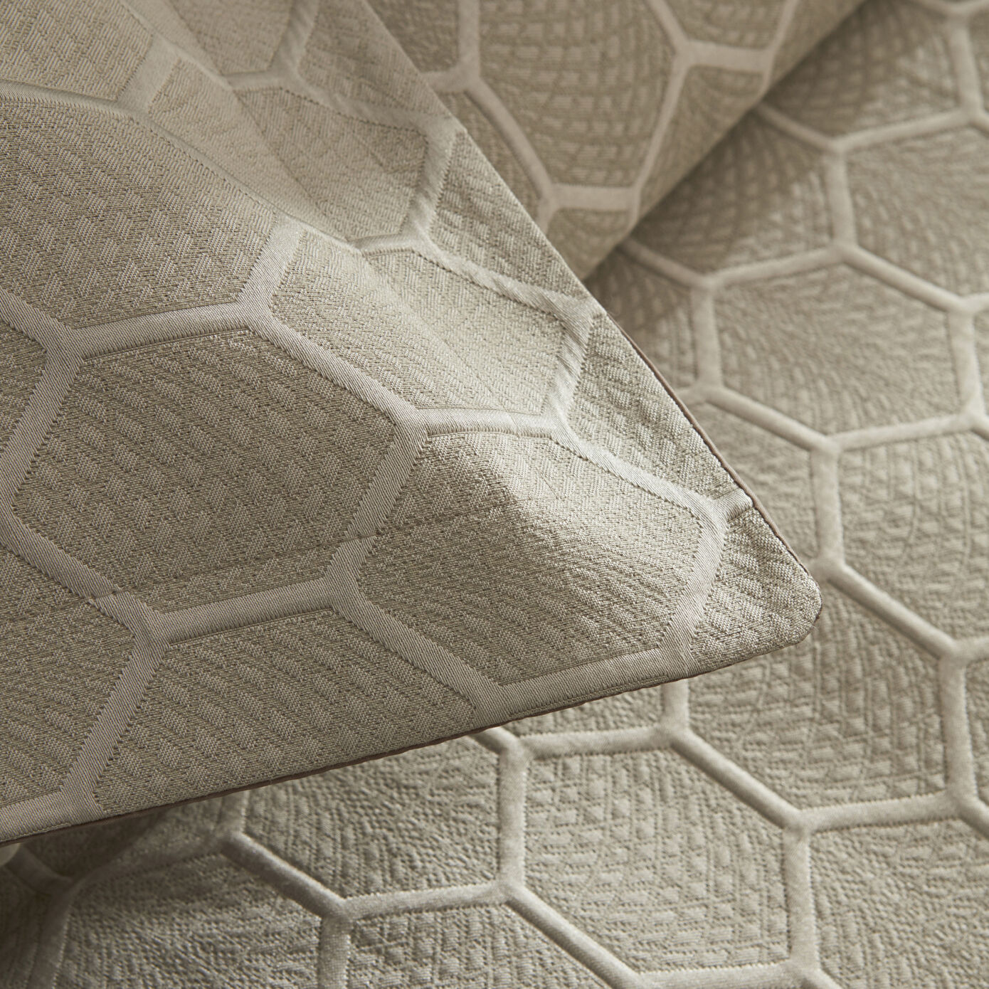 Polygon Double Bedspread Set