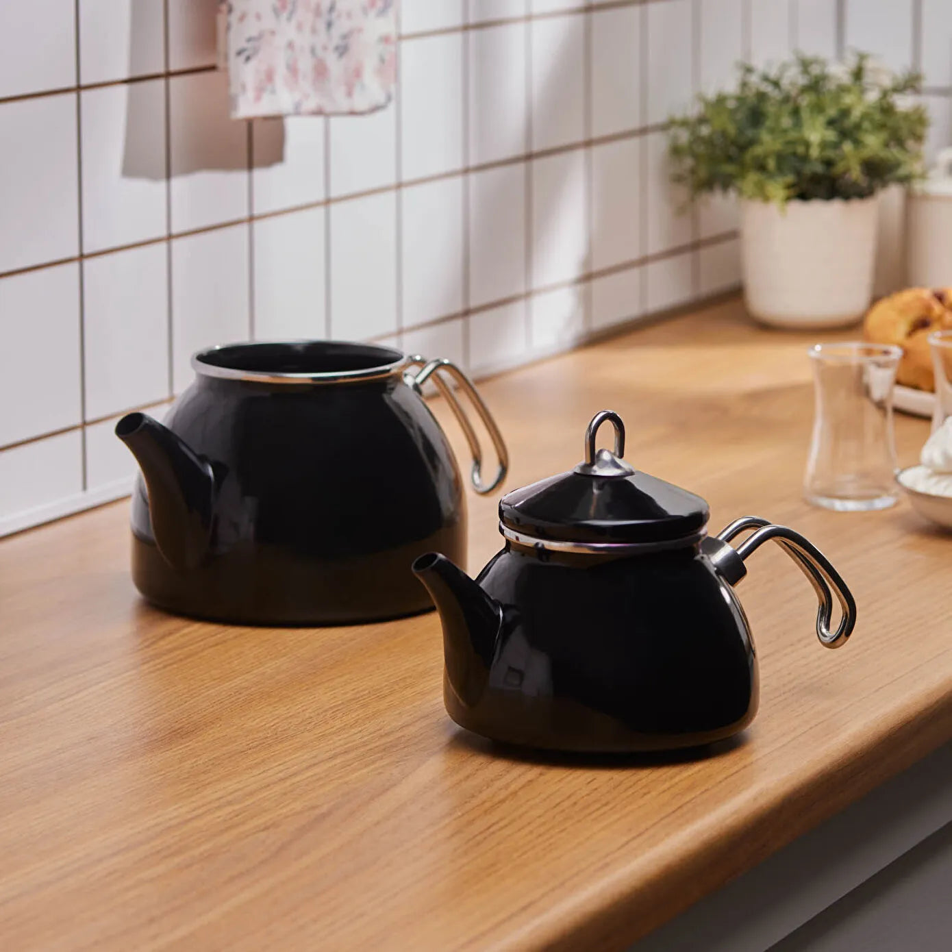 Loreto Enamel Teapot, Black