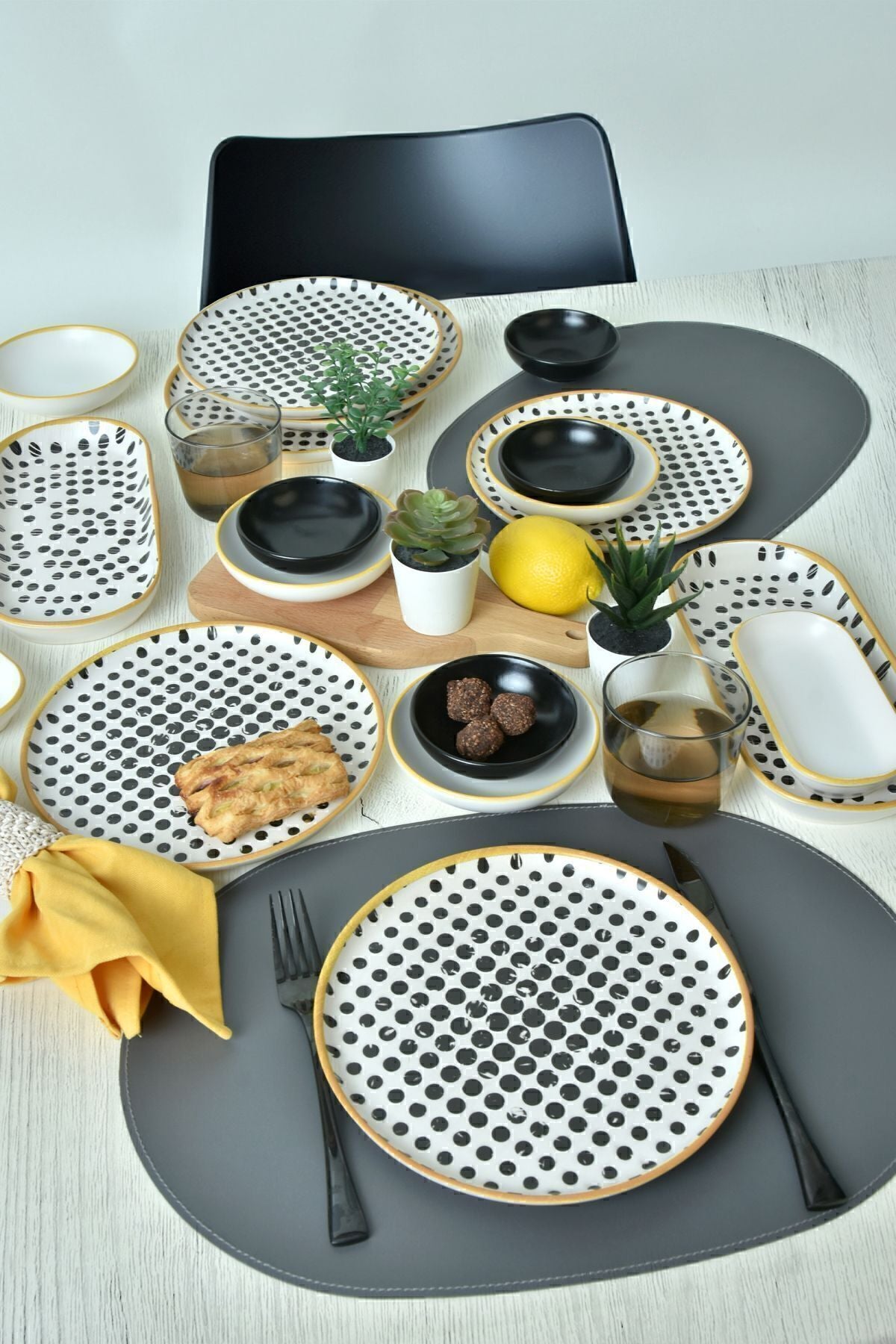 Polka Breakfast Set, 18 Pieces, for 6 People