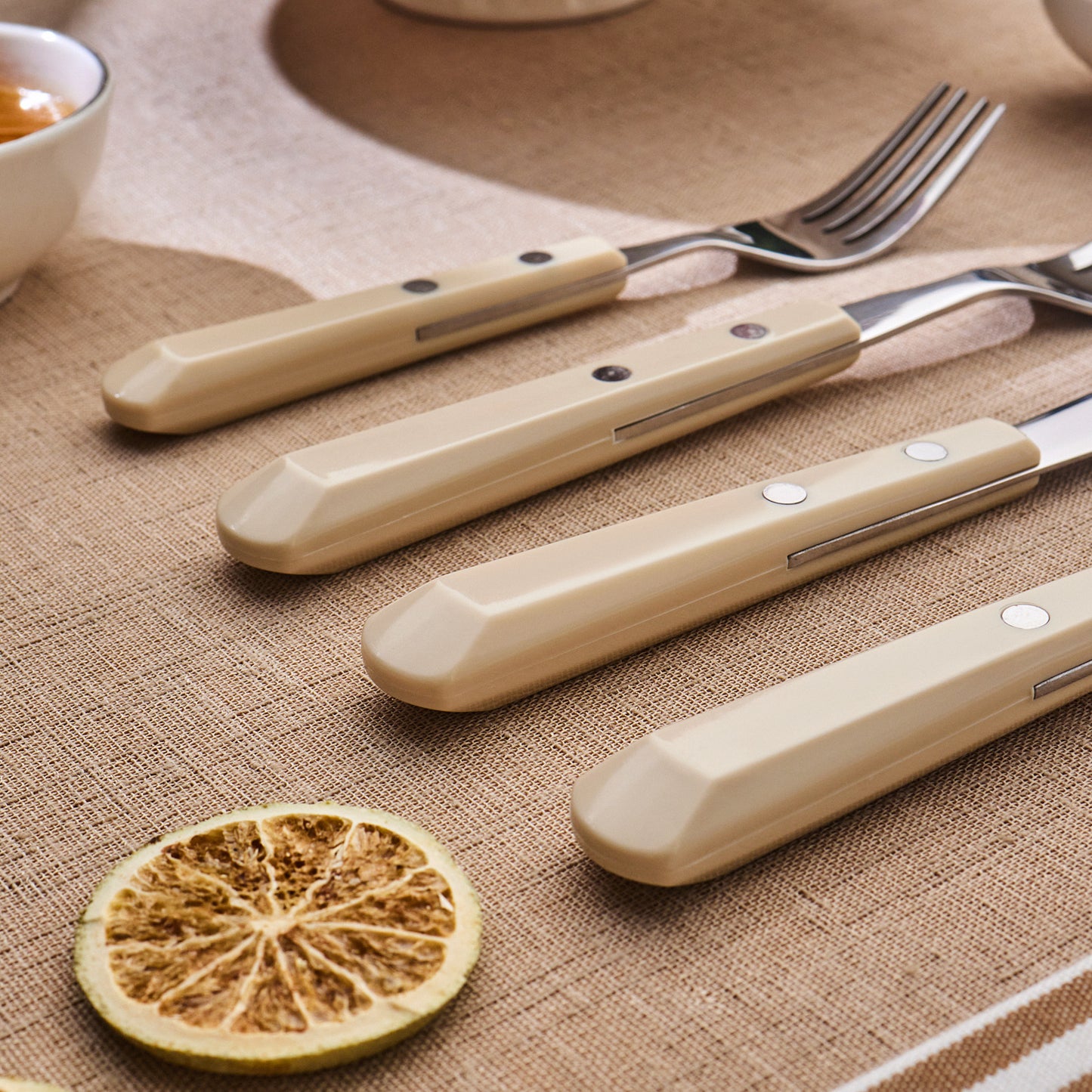 Emsan Rivet 24-Piece 6-Person Cutlery Set - Cream
