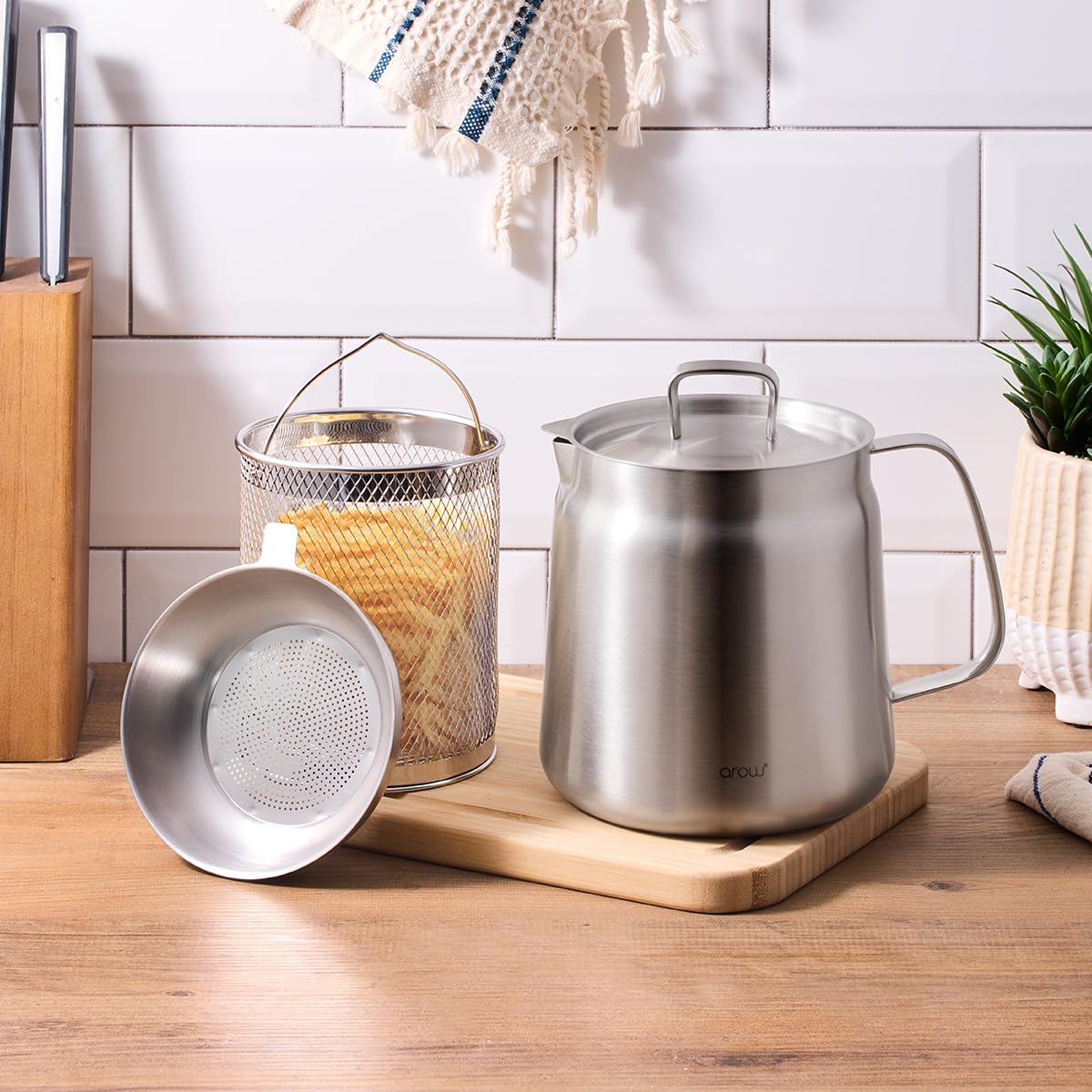 Stainless Steel Frying Pot with Oil Filter Basket 2L