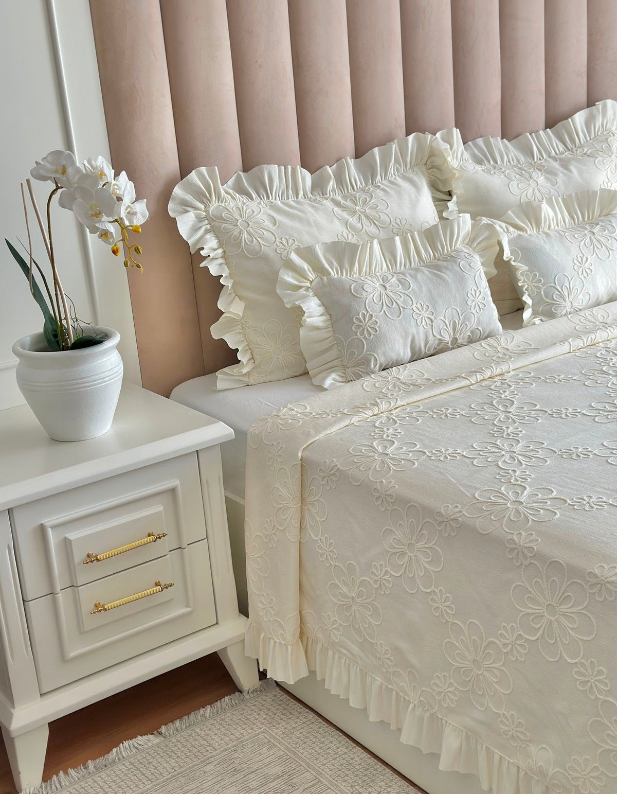 Garden of Love Chenille Bedspread – Off White