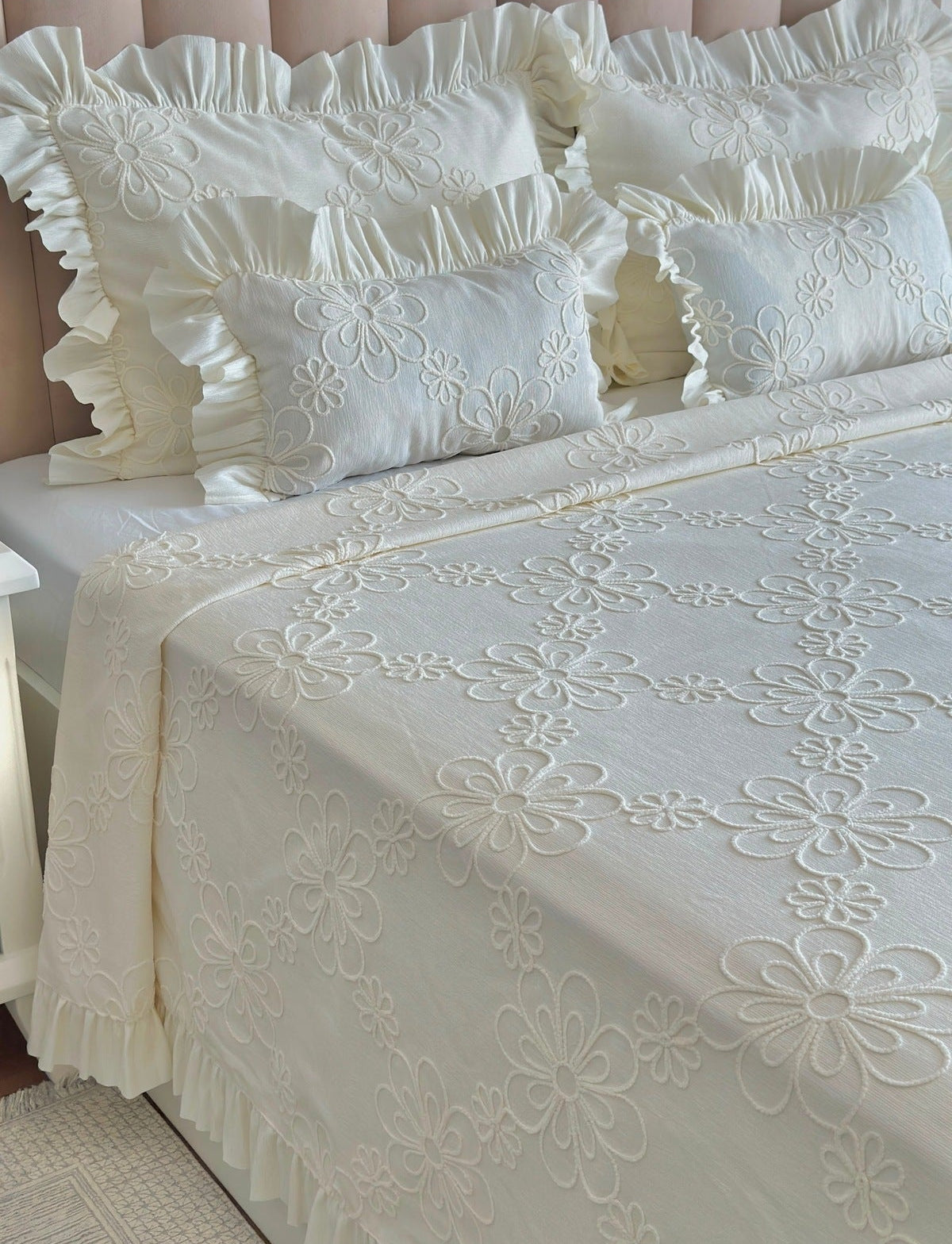 Garden of Love Chenille Bedspread – Off White