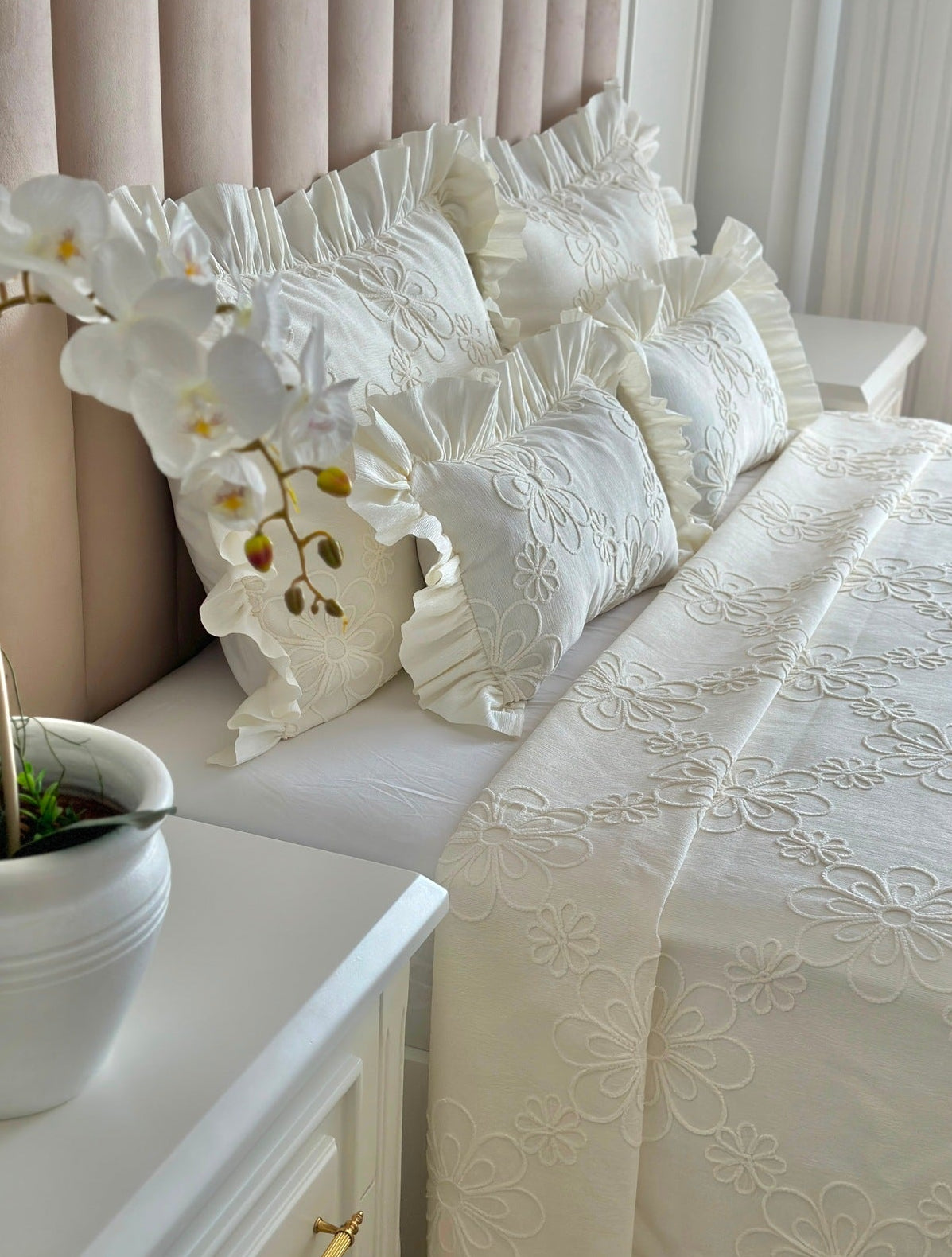 Garden of Love Chenille Bedspread – Off White
